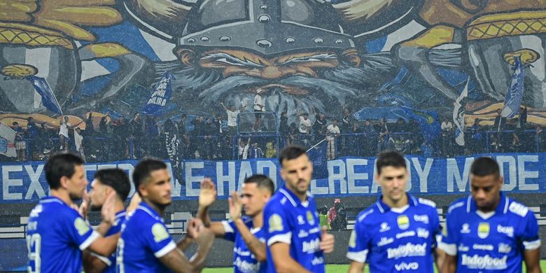 Laga Persib Bandung vs Borneo FC Samarinda dalam laga tunda pekan ke-4 Super League 2025-2026, Jumat (5/12/2025) di Gelora Bandung Lautan Api (GBLA), didapati seorang Bobotoh meninggal dunia akibat serangan jantung. 