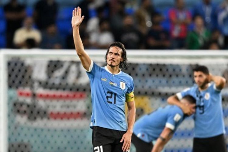 Striker Uruguay Edinson Cavani melambaikan tangan saat berlaga melawan Ghana pada matchday 3 Grup H Piala Dunia 2022 di Stadion Al Janoub, Qatar, Jumat (2/12/2022). Uruguay menang 2-0 atas Ghana. Terkini, Cavani memutuskan pensiun dari timnas Uruguay.
