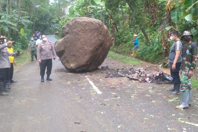 Motor seorang babinsa hancur tertimpa batu besar saat membersihkan material longsor di jalan raya Kebumen- Banjarnegara, tepatnya di Desa Sempor, Sabtu (26/3/2022).