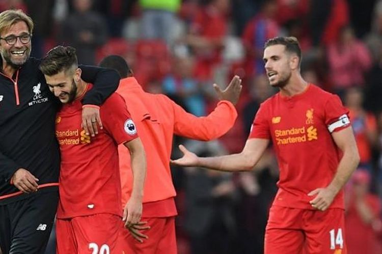 Manajer Liverpool, Juergen Klopp, tampak gembira bersama Adam Lallana dan Jordan Henderson seusai timnya meraih kemenangan atas Leicester City di Anfield, Sabtu (10/9/2016). 