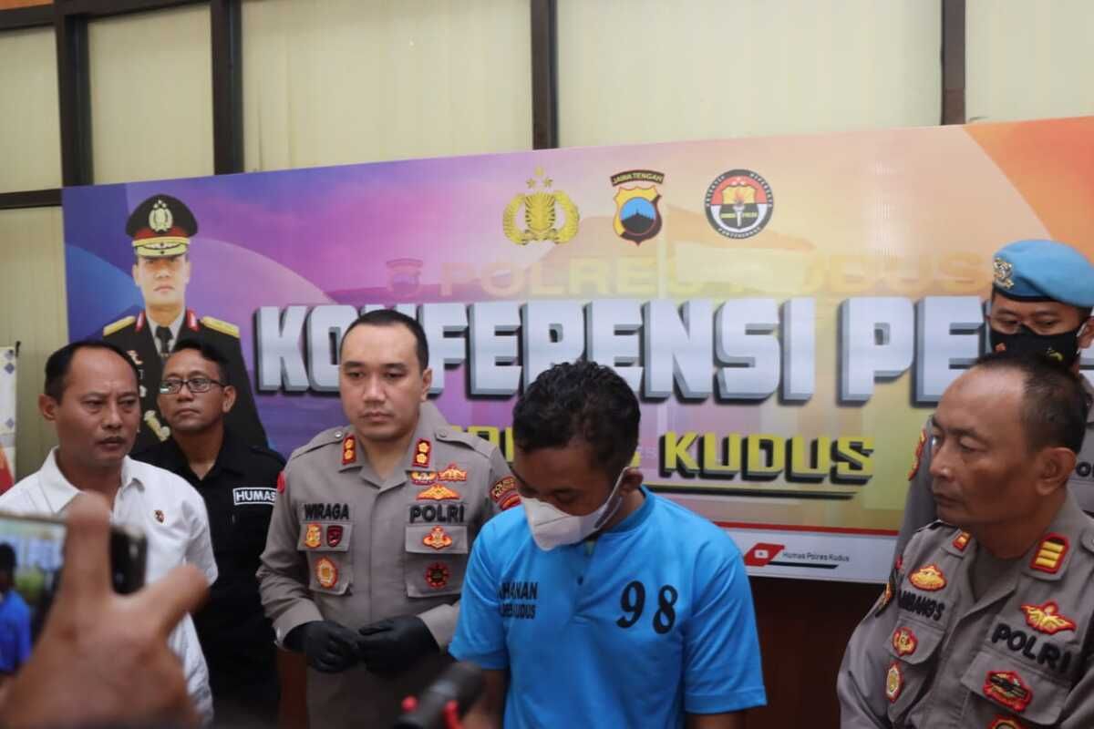 AB (32) pemuda asal Desa Jekulo, Kecamatan Jekulo, Kabupaten Kudus pembunuh ibu kandungnya saat jumpa pers di Mapolres Kudus, Rabu (28/12/2022).