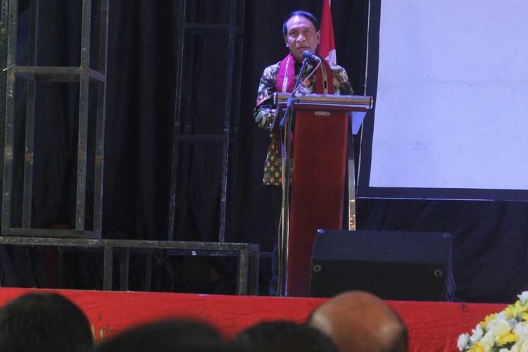 Menteri Pemuda dan Olahraga, Zainudin Amali memberikan sambutan dalam acara pembukaan Kongres Perhimpunan Mahasiswa Katolik Republik Indonesia (PMKRI) ke-31 di Gedung Xaverius, Ambon, Kamis (6/2/2020)