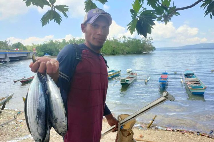 Amat, salah satu nelayan Desa Tulehu, Kecamatan Salahutu, Kabupaten Maluku Tengah memperlihatkan hasil tangkapannya usai melaut, Rabu (6/4/2022)