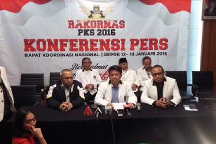 Presiden PKS Sohibul Iman saat memberikan pernyataan pers dalam penutupan Rakornas di Hotel Bumi Wiyata Depok, Jawa Barat, Rabu (13/1/2016).