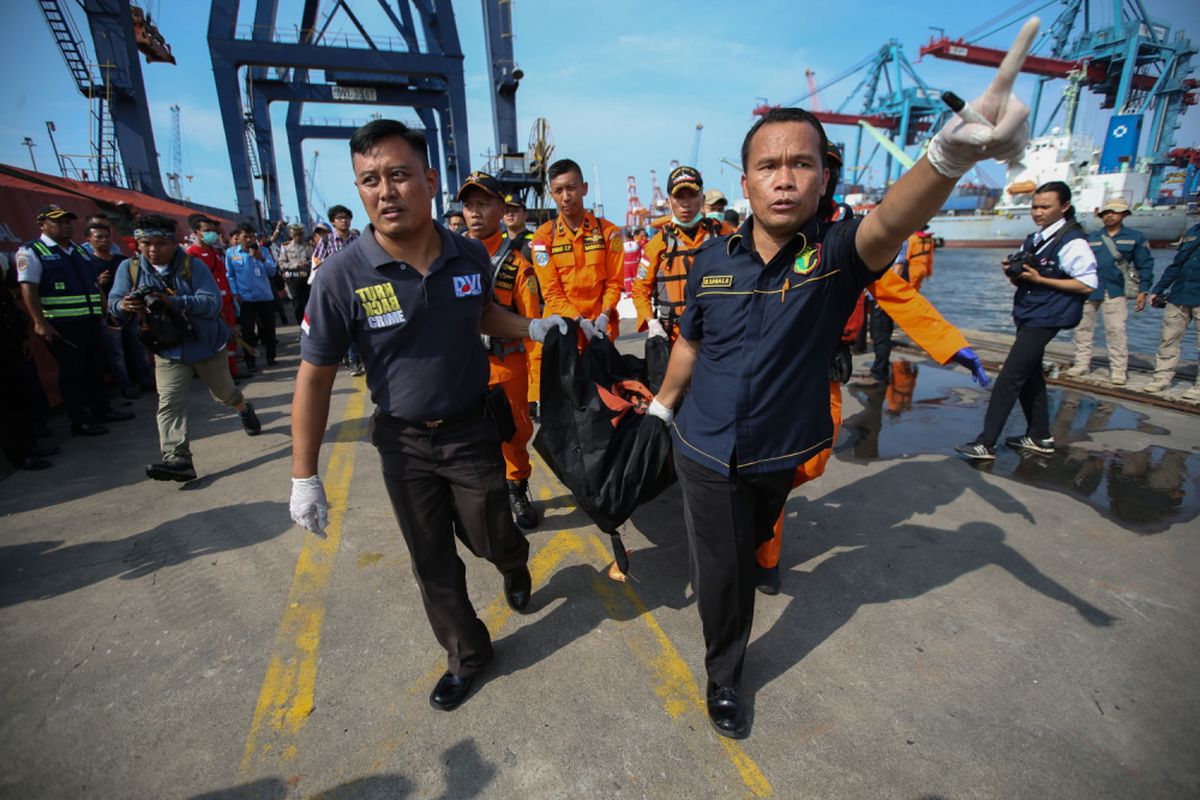 Petugas membawa jenasah penumpang pesawat Lion Air JT 610 di Dermaga JICT 2, Tanjung Priok, Jakarta Utara, senin (29/10/2018). Pesawat Lion Air JT 610 rute Jakarta-Pangkal Pinang jatuh di perairan Karawang, Jawa Barat. 