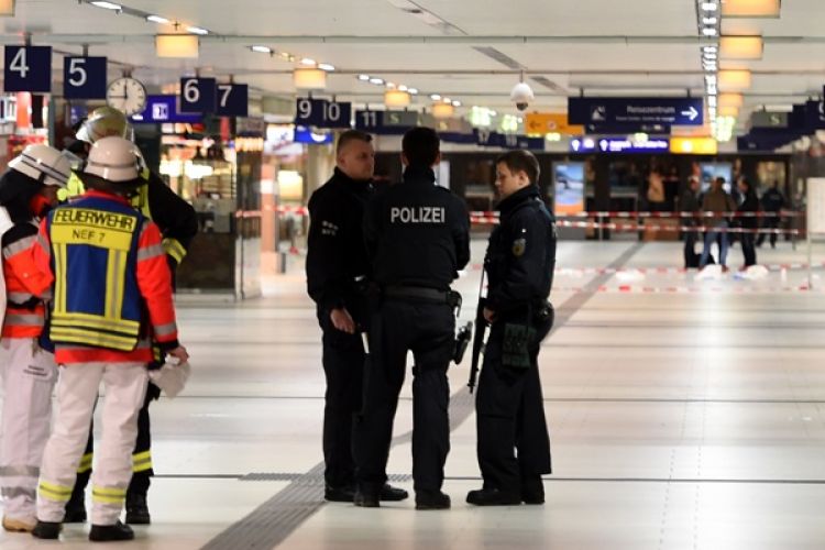 Sejumlah petugas kepolisian Jerman masih berada di stasiun Dusseldorf setelah pria berkapak menyerang para calon penumpang.