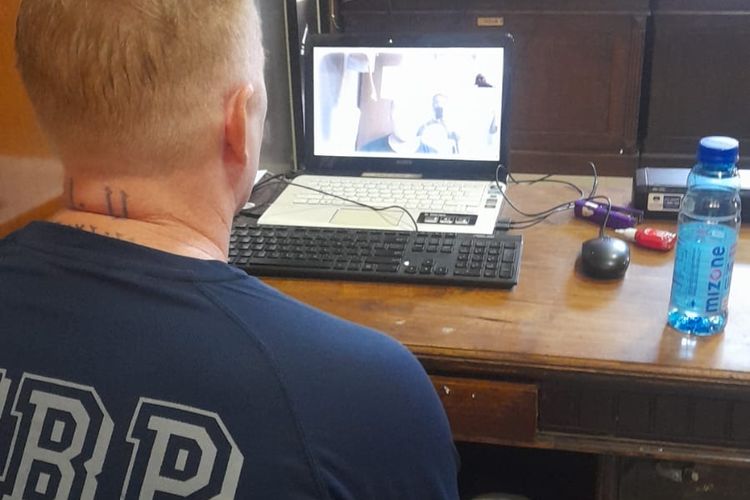Pria warga negara Inggris, Stephen Michael Jamnitzky (39), saat menjalani sidang secara daring dari Lapas Kelas II A Kerobokan Bali pada Selasa (4/7/2023). Dia divonis 2 tahun 6 bulan terkait penganiayaan terhadap anggota Reserse Kriminal (Reskrim) Kepolisian Sektor (Polsek) Kuta, AKP Adhi Waluyo./Dok. Istimewa