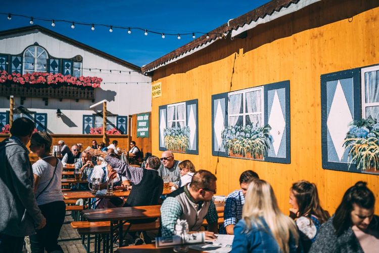 Ilustrasi suasana di Oktoberfest, Jerman.