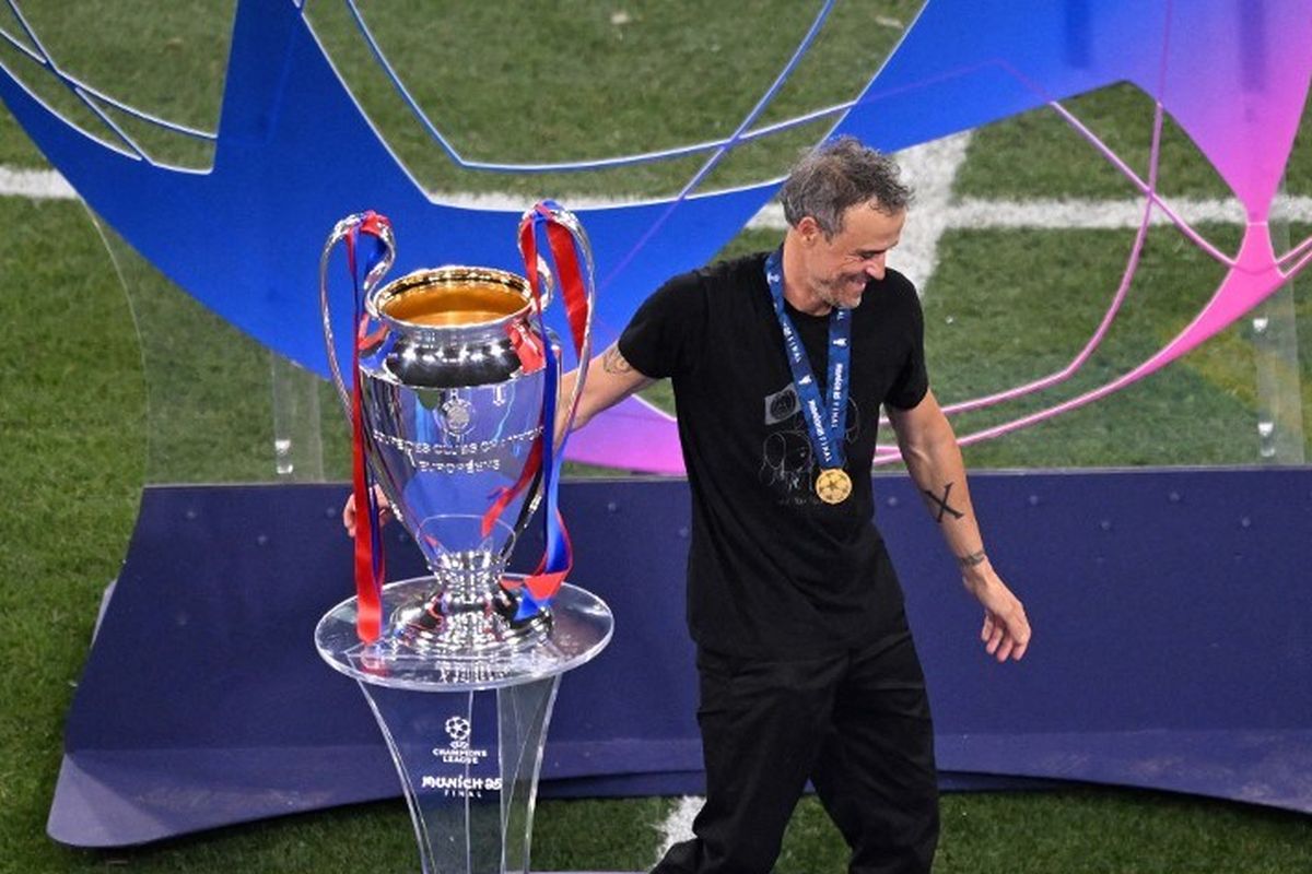 Pelatih kepala Paris Saint-Germain asal Spanyol Luis Enrique berjalan melewati trofi setelah pertandingan final Liga Champions UEFA antara Paris Saint-Germain (PSG) dan Inter Milan di Munich, Jerman selatan pada 31 Mei 2025.
