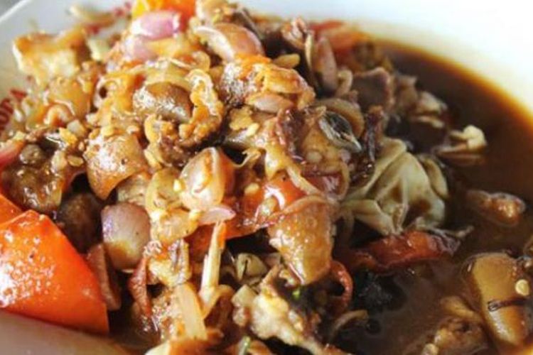 Tongseng di Sate Petir Pak Nano, di dusun Menayu, Kelurahan Tirtonirmolo, Kecamatan Kasihan, Kabupaten Bantul, DI Yogyakarta.