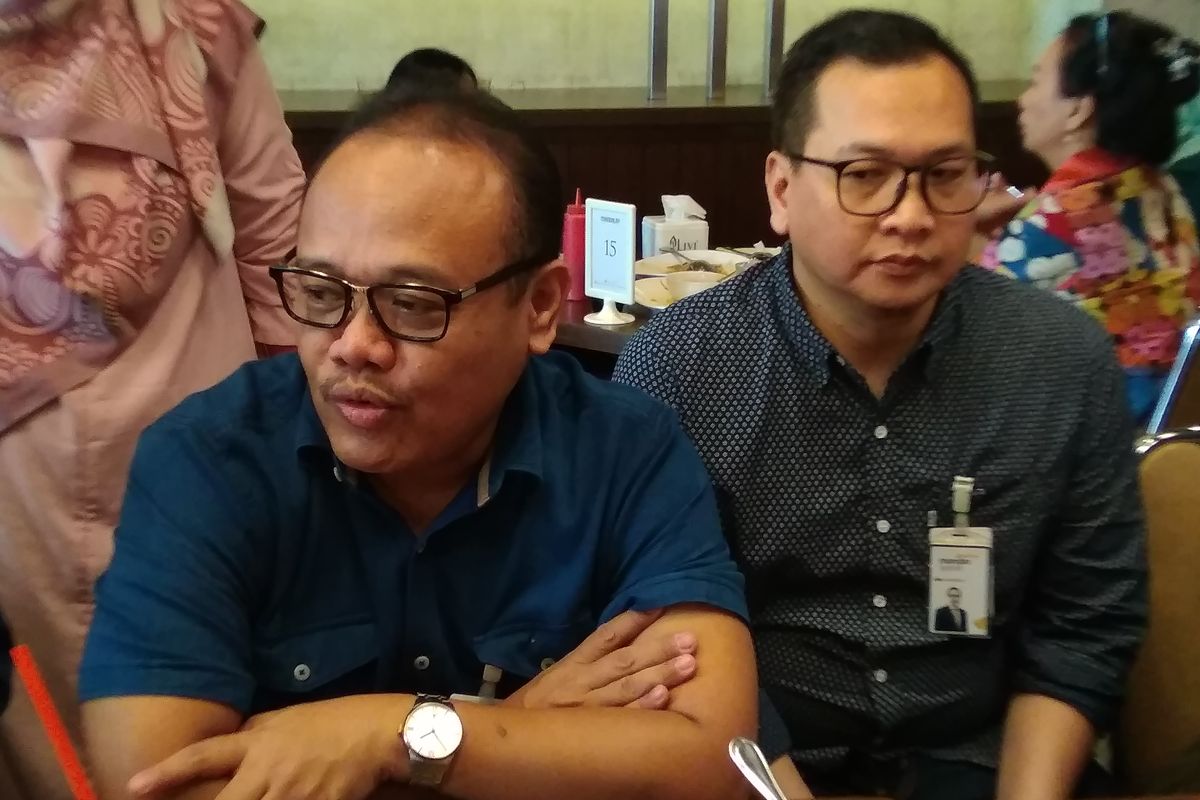 (ki-ka) Direktur IT, Operation & Digital Banking Mandiri Syariah Achmad Syafii dan Group Head Digital Banking Sales and Partnership Mandiri Syariah Riko Wardhana mensosialisasikan QRIS BSM kepada awak media di Jakarta, Jumat (6/3/2020). 