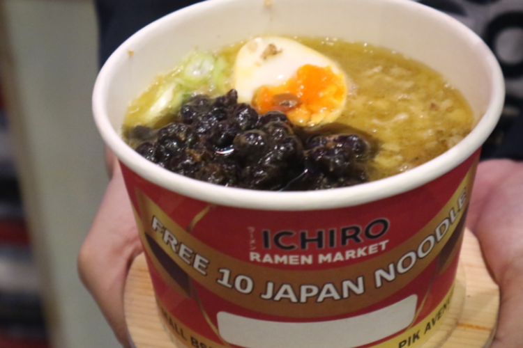 Salah satu menu di tenant Ichiro berupa ramen dicampur dengan boba pada Pekan Boba PergiKuliner, Jakarta, Rabu (9/10/2019).