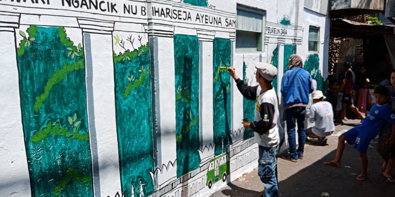 Puluhan seniman sedang membuat mural untuk memperindah destinasi wisata Pulo Geulis, jadi Wisata Mural Pulo Geulis, Bogor, Minggu (18/3/2018). Ragam mural yang dibuat, menceritakan sejarah, budaya, hingga kuliner di sekitar destinasi ini.