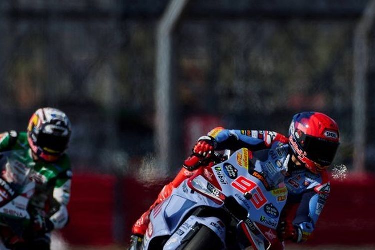 Marc Marquez (kanan) saat menjalani sesi Practice MotoGP Inggris 2024 di Sirkuit Silverstone, Jumat (2/8/2024) malam WIB. Artikel ini berisi daftar pebalap lolos Q2 MotoGP Inggris 2024. (Photo by BENJAMIN CREMEL / AFP)