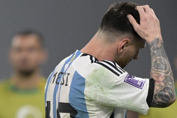 Hasil Argentina vs Australia diwarnai oleh Lionel Messi yang mendapat perawatan setelah mendapat tekel keras pada laga babak 16 besar Piala Dunia 2022 di Ahmad Bin Ali Stadium di Al-Rayyan pada Minggu (4/12/2022) dini hari tersebut.