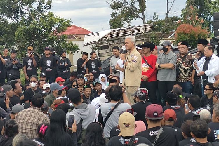 Capres nomor urut 3 Ganjar Pranowo dikelilingi relawannya di Madiun, Jawa Timur, Kamis (18/1/2024).