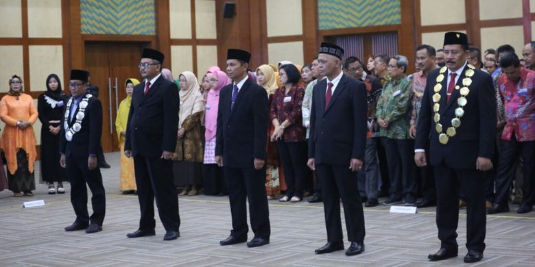 Menristekdikti Mohamad Nasir saat melantik dua rektor universitas negeri dan tiga direktur politeknik negeri di Gedung Kemenristekdikti, Jakarta (6/3/2019). 