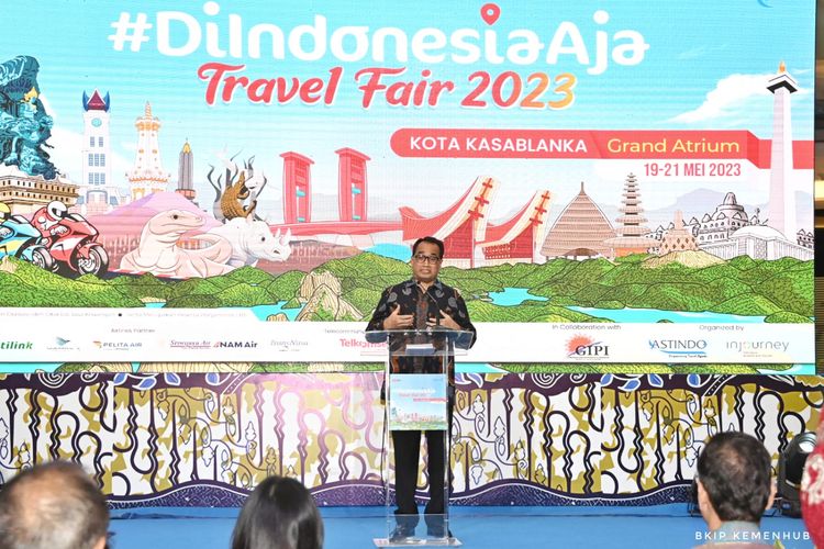 Menhub Budi Karya Sumadi saat hadir dalam kegiatan pameran ?Di Indonesia Aja Travel Fair (DIATF)? yang diselenggarakan Kementerian Pariwisata dan Ekonomi Kreatif (Kemenparekraf) di Jakarta, Jumat (19/5).