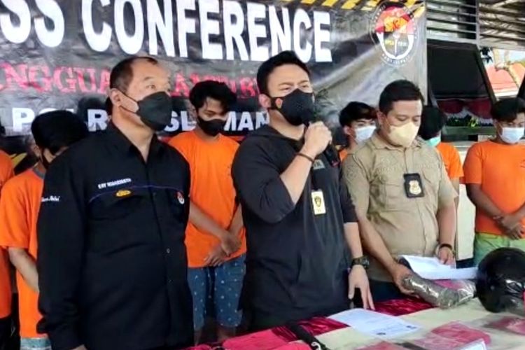 Para pelaku penganiayaan terhadap empat orang remaja di dipinggir Jalan daerah Tridadi, Kecamatan Sleman saat dihadirkan dalam jumpa pers di Mapolres Sleman.