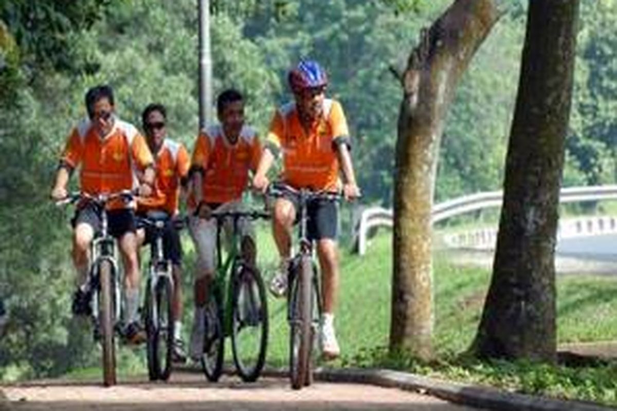 Penggiat sepeda mencoba jalur khusus sepeda di Kampus Universitas Indonesia, Depok, Jawa Barat, Minggu (2/3). Jalur sepeda pertama di Indonesia di lingkungan kampus ini resmi digunakan. Mahasiswa dapat menggunakan fasilitas bersepeda secara gratis, menurut rencana akan disediakan 1000 unit sepeda.