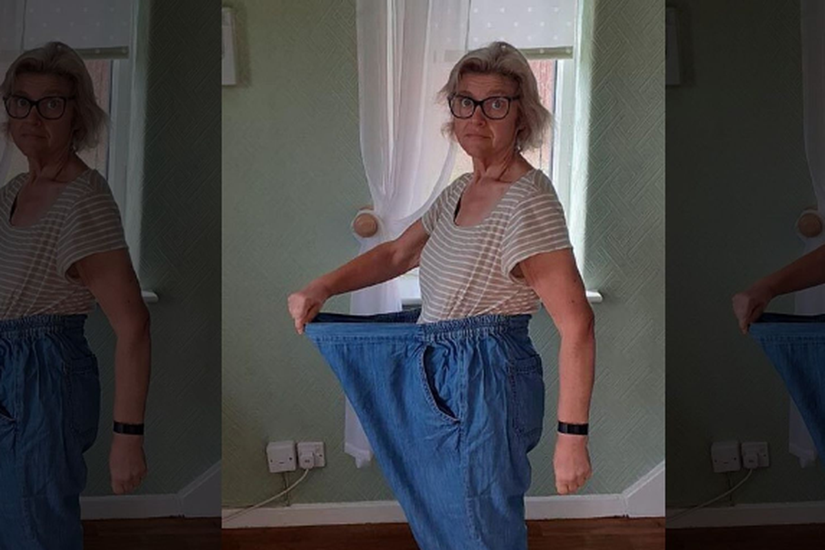 Catherine McNulty mengenakan celana yang biasa dia pakai sebelum usaha diet di tahun 2018.