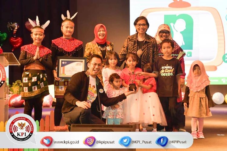 Momen pemberian penghargaan dari KPI di APRA 2019