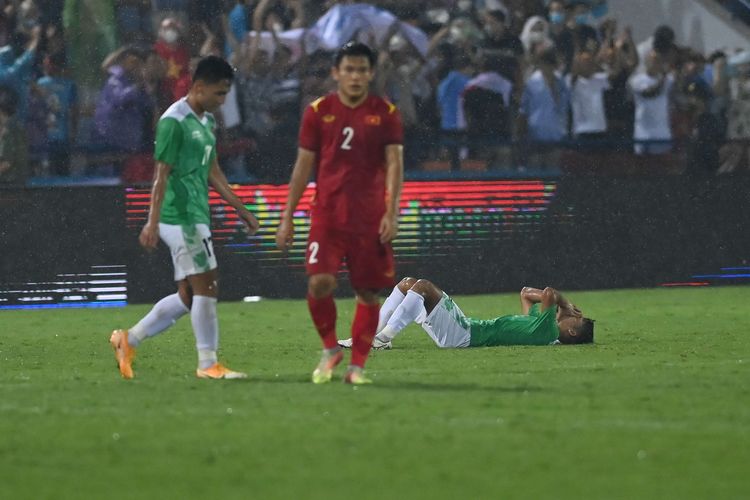 Pesepak bola Timnas Indonesia Ilham Rio Fahmi (kanan) berbaring sambal menutup wajahnya usai kalah melawan kesebelasan Timnas Vietnam dalam laga perdana Grup A Sepak Bola SEA Games 2021 di Stadion Viet Tri, Phu Tho, Vietnam, Jumat (6/5/2022). Indonesia kalah dengan skor 0-3.