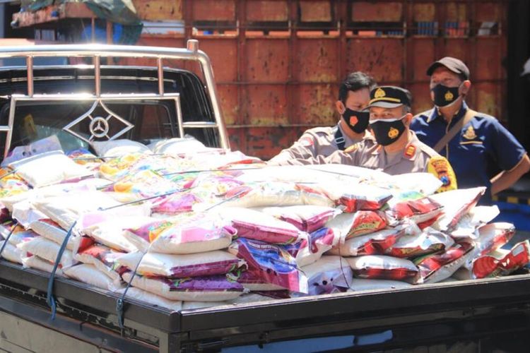 Polres Tuban mulai distribusikan beras bantuan sosial dari Kementerian Koordinator Kemaritim dan Investasi RI untuk warga kurang mampu terdampak Covid-19 di Kabupaten Tuban, Jawa Timur.
