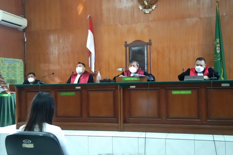 Sidang putusan perkara kekerasan dalam rumah tangga (KDRT) psikis terhadap terdakwa Valencya di Pengadilan Negeri (PN) Karawang, Jawa Barat, Kamis (2/12/2021).