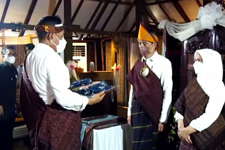 Presiden Joko Widodo dan Ibu Iriana Joko Widodo saat menerima gelar adat dari masyarakat Ende di Rumah Adat Ende, NTT, Rabu (1/6/2022).