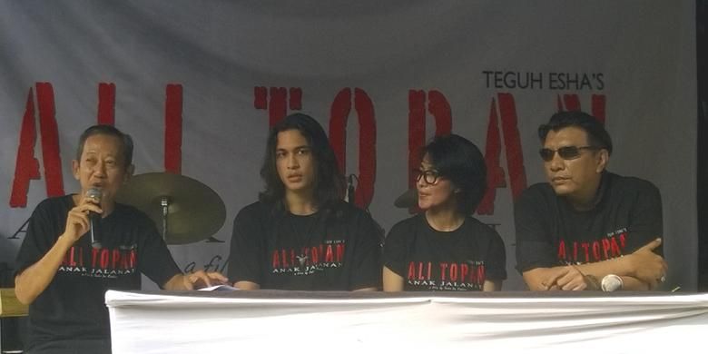 Penulis novel Ali Topan Anak Jalanan, Teguh Esha (kiri), hadir dalam jumpa pers praproduksi film Ali Topan Anak Jalanan bersama Ardian Archard (pemeran Ali Topan), produser Ikaruz Wulan, serta sutradara John de Rantau, di kawasan Bulungan, Jakarta Selatan, Jumat (22/5/2015).