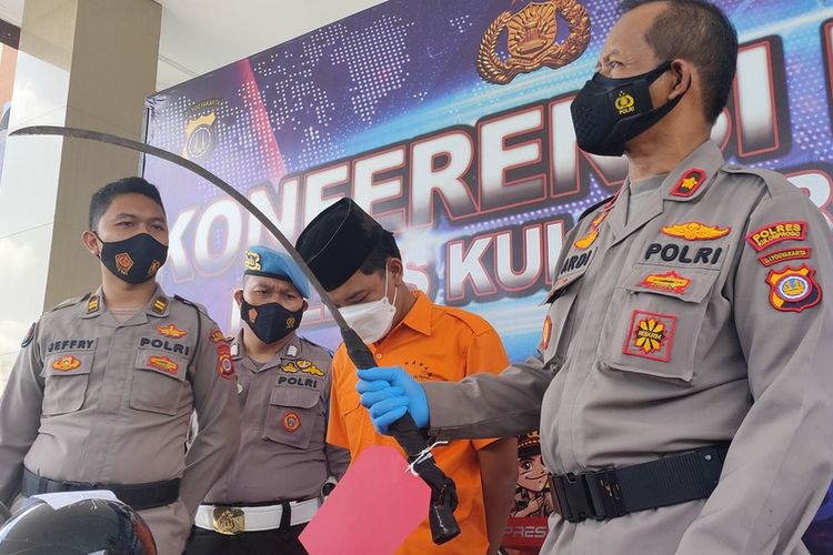 Pelaku klitih bawa celurit satu meter mengejar sasarannya dari Kabupaten Sleman hingga Kabupaten Kulon Progo, Daerah Istimewa Yogyakarta. Pelaku yang beberapa di antaranya adalah pelajar beraksi hingga melukai dua orang.