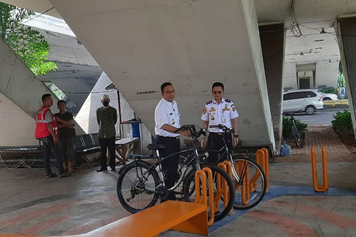 Gubernur DKI Jakarta Anies Baswedan menjajal jalur sepeda di kawasan Taman Semanggi, Jakarta Pusat, Rabu (12/10/2022) pagi. Pantauan di lokasi, Anies menjajal jalur sepeda itu bersama Kepala Dinas Perhubungan DKI Syafrin Liputo.