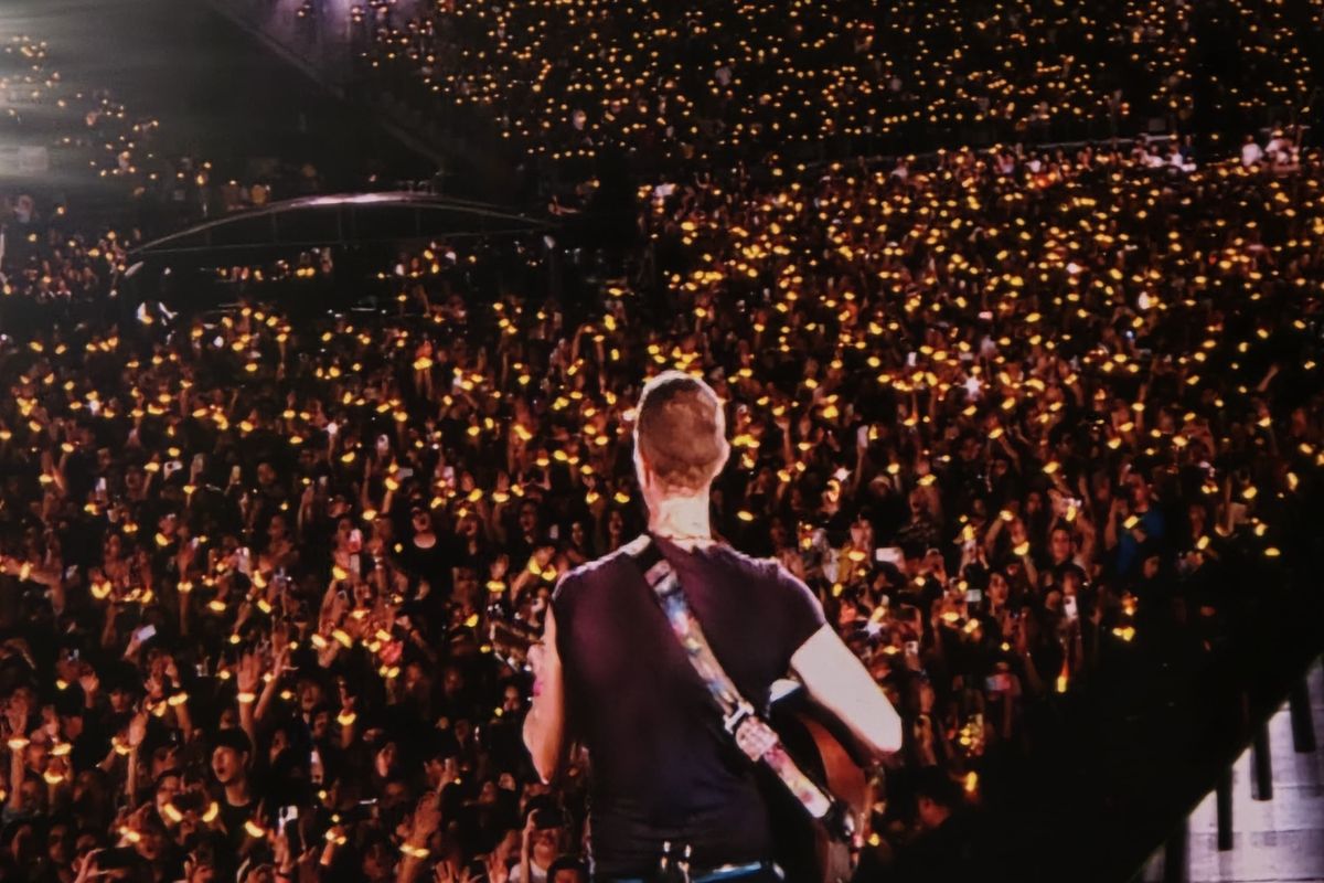 Suasana panggung dari depan ketika vokalis Coldplay, Chris Martin membawakan lagu berjudul Yellow