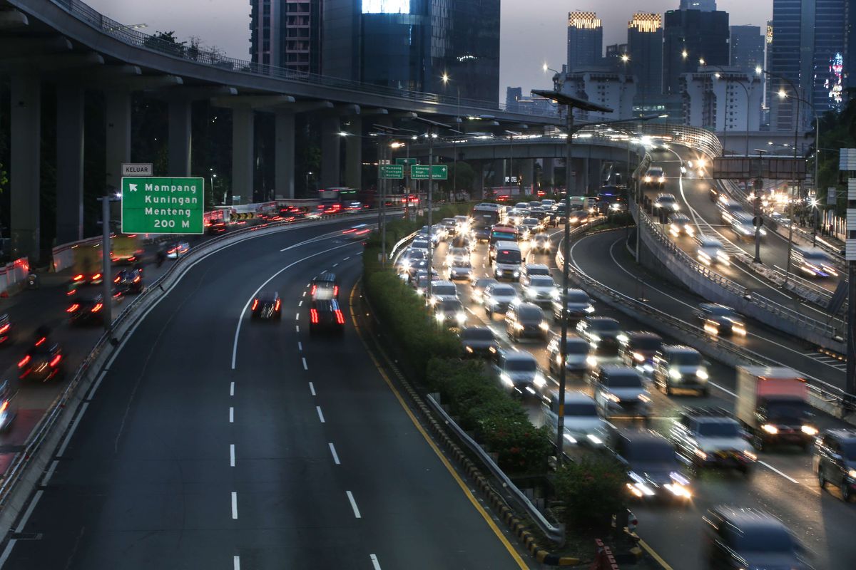 Lalu lintas kendaraan di Tol Dalam Kota Jakarta tampak padat pada jam pulang kerja di hari ketiga pemberlakuan pembatasan sosial berskala besar (PSBB) tahap dua, Rabu (16/9/2020). Pembatasan kendaraan bermotor melalui skema ganjil genap di berbagai ruas Ibu Kota resmi dicabut selama PSBB tahap dua.