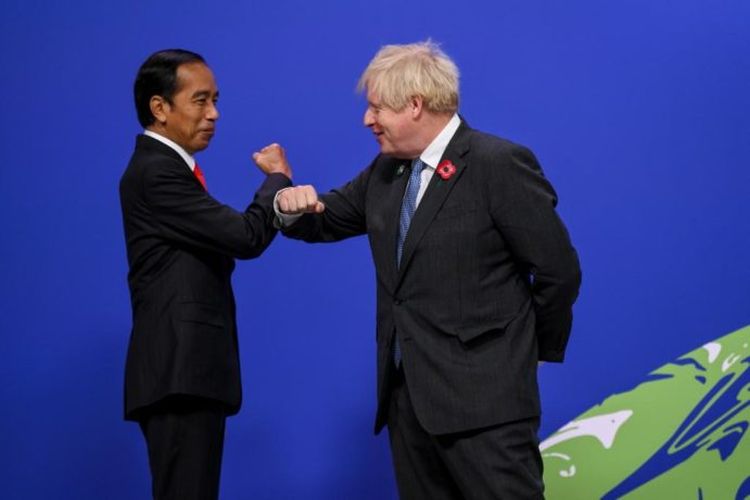 PM Inggris Boris Johnson menyambut kedatangan Presiden Joko Widodo di KTT COP26 Glasgow, Senin (1/11/2021). 