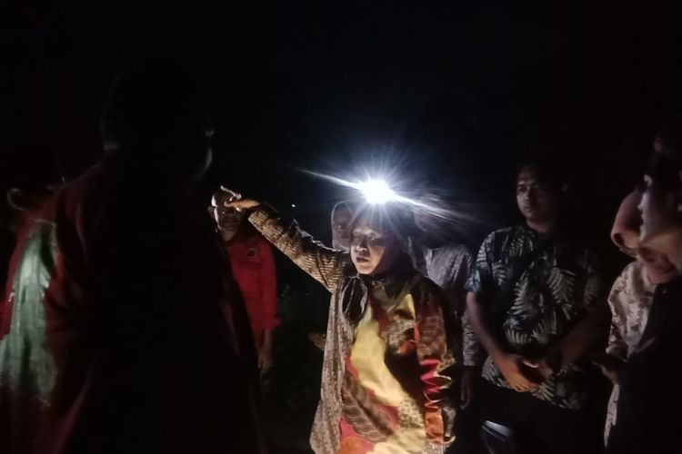 Calon Gubernur nomor urut 3 Tri Rismaharini blusukan ke sungai Buk Wedi Kota Pasuruan, Selasa (1/10 /2024) 