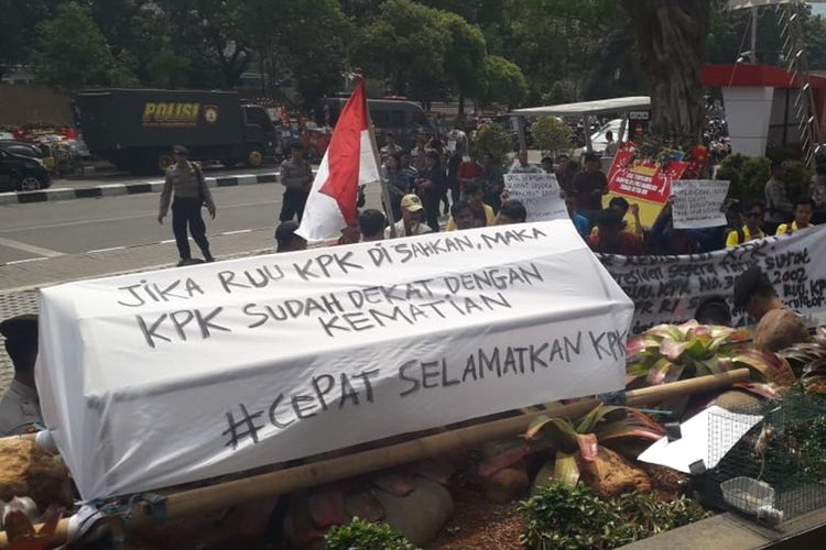Kumpulan mahasiswa melakukan aksi demo di depan gedung KPK. Aksi tersebut sebagai bentuk penolakan atas revisi UU KPK, Selasa (17/9/2019)