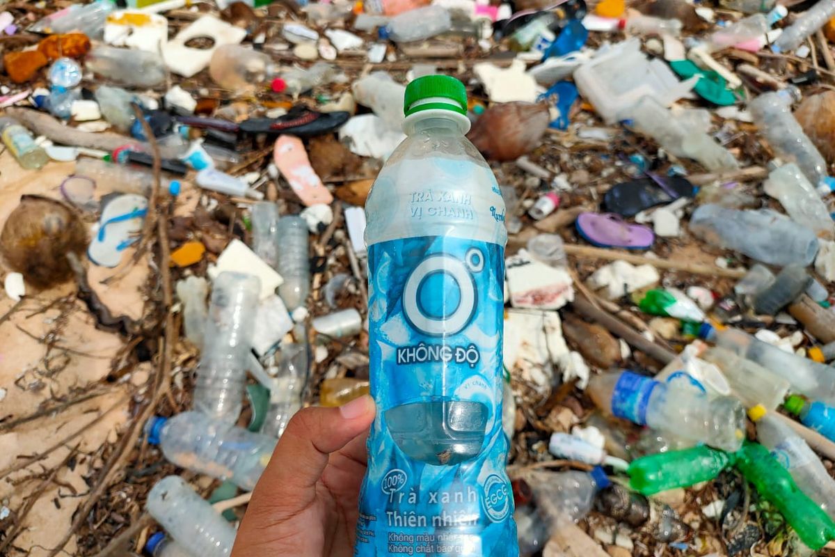 Pesisir Pantai Huntete, Kecamatan Tomia Timur, Wakatobi dijadikan tempat kajian sampah pesisir dan laut oleh Yayasan Konservasi Alam Nusantara (YKAN), dan paling banyak sampah kiriman dari negara tetangga.