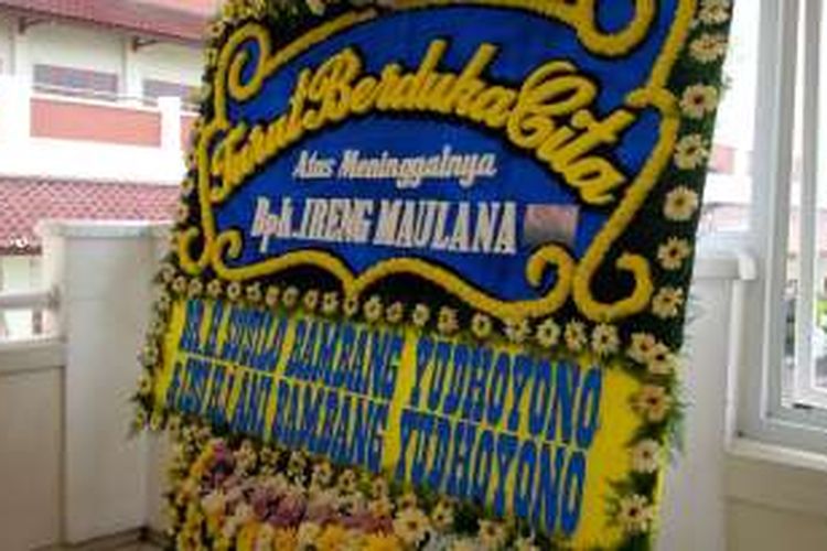 Karangan bunga turut berbelasungkawa dari Susilo Bambang Yudhoyono (SBY), presiden keenam RI, beserta istrinya, Ani Yudhoyono, atas meninggalnya pemusik jazz legendaris Ireng Maulana, Minggu (6/3/2016) pukul 00.10 WIB di Jakarta.