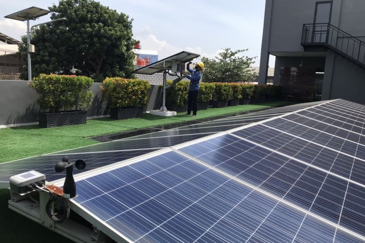 Seorang petugas tengah mengecek kondisi solar cell di Gedung PT SEI. PLTS tersebut menjadi salah satu energi terbarukan yang digenjot pemerintah.