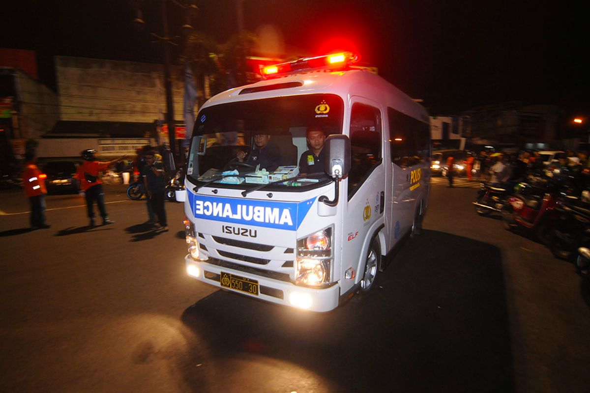 Mobil ambulans milik kepolisian tiba di lokasi kejadian ledakan di Pospam Kartasura, Sukoharjo, Jawa Tengah, Selasa (4/6/2019). Terduga pelaku pembawa bom yang terjadi pada Senin (3/6/2019) malam tersebut kritis dan masih mendapat perawatan medis.
