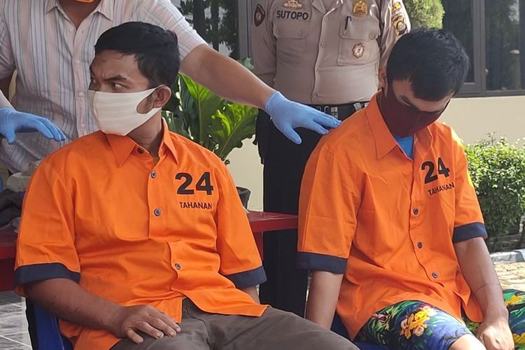 1. DD (masker coklat) bersama kakaknya TF (masker putih) saat press release Polres Ogan Ilir di Mapolres Ogan Ilir Jumat (10/7/2020).

2. Tersangka DD salah satu dari kakakberadik pelaku pencurian sepeda motor di Ogan Ilir Sumatera Selatan