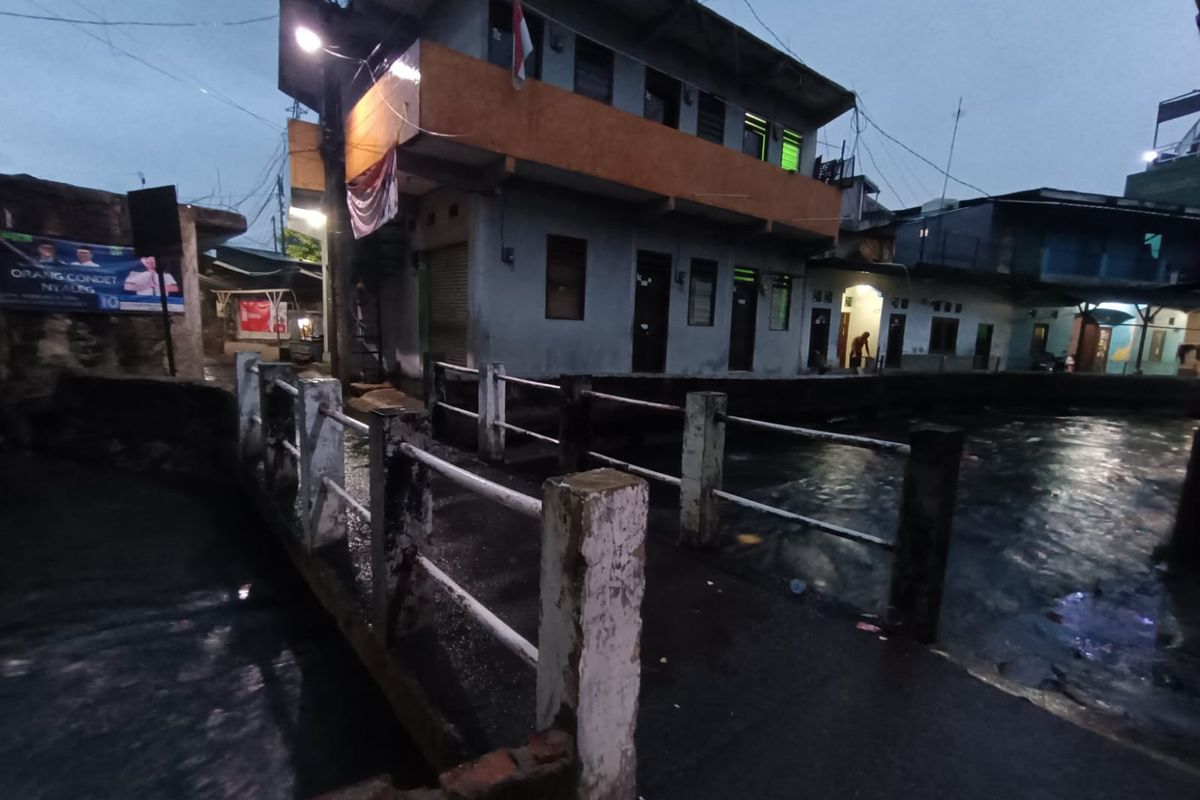 Lokasi jembatan penghubung RW 001 dan RW 006 Kelurahan Batu Ampar di Kecamatan Kramatjati, Jakarta Timur, yang sempat direndam banjir, Kamis (4/1/2024) sore.