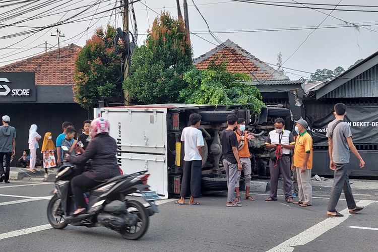 Mobil jasa ekspedisi yang terlibat kecelakaan lalu lintas tunggal di Jalan Perintis Kemerdekaan, Babakan, Kecamatan Tangerang, Kota Tangerang, Selasa (6/7/2021) sore.