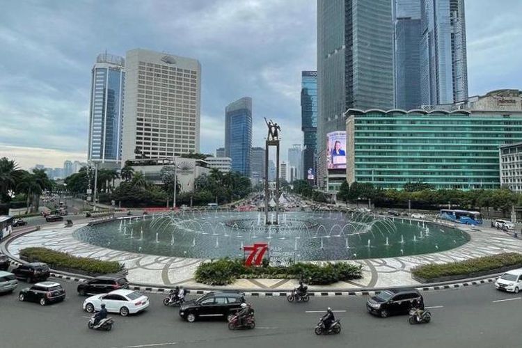 Monumen Selamat Datang dan Bundaran HI yang dilihat dari atas halte Bundaran HI di Jakarta Pusat. 