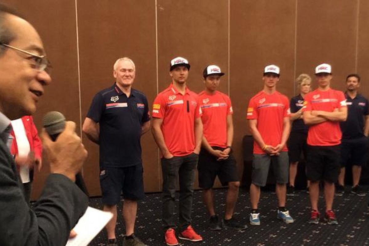 Pebalap motocross HRC berbaju merah (ki-ka) Evgeny Bobryshev, Chihiro Notsuka, Tim Gajser, dan Michele Cervellin mendapat sambutan dari Presdir AHM Toshiyuki Inuma (kiri), jelang seri kedua MXGP 2017, Pangkal Pinang, Bangka, Jumat (3/3/2017) malam.