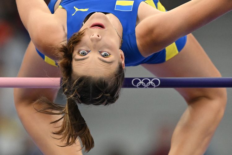 Qizlar ozlariga ukol qilish uchun külotlarini tushiradilar.