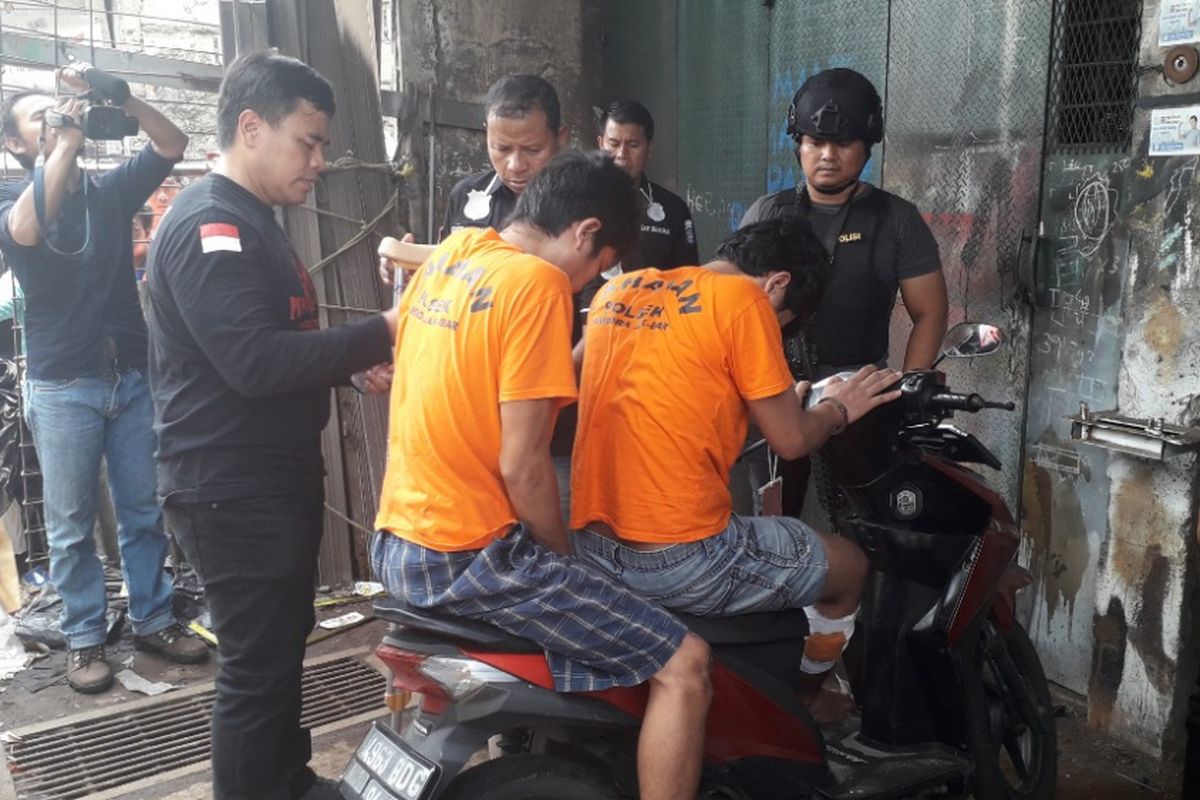 Dua pelaku curanmor dalam rekonstruksi kasus tersebut di Tambora, Jakarta Barat, Sabtu (2/2/2019).