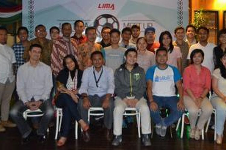 Para pengurus LIMA bersama para atlet mahasiswa peserta Liga Mahasiswa
